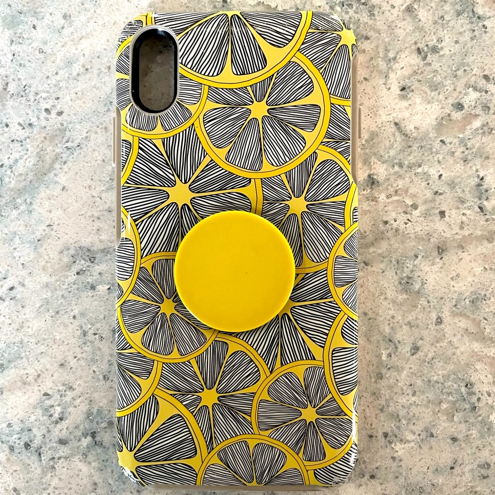 iPhone XS Max - lemon print case with tan border and pop socket